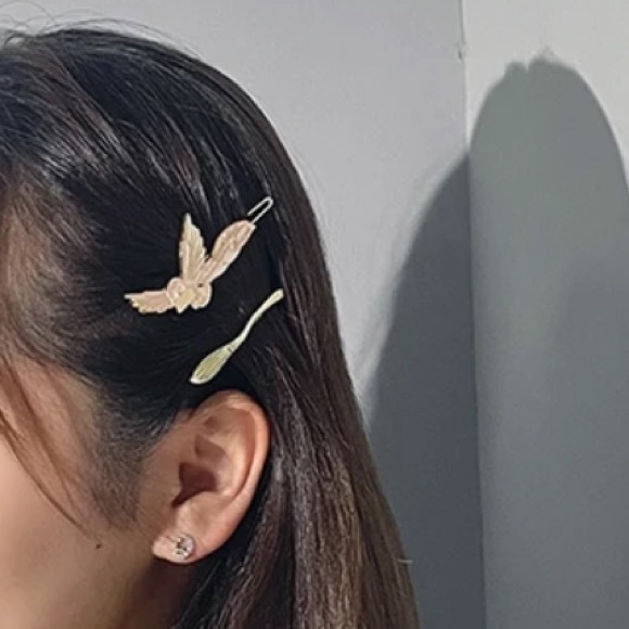 $2 ADORABLE HAIR CLIP. NEW. $2 WITH ANY $10 ORDER OR MORE . - Picture 9 of 16